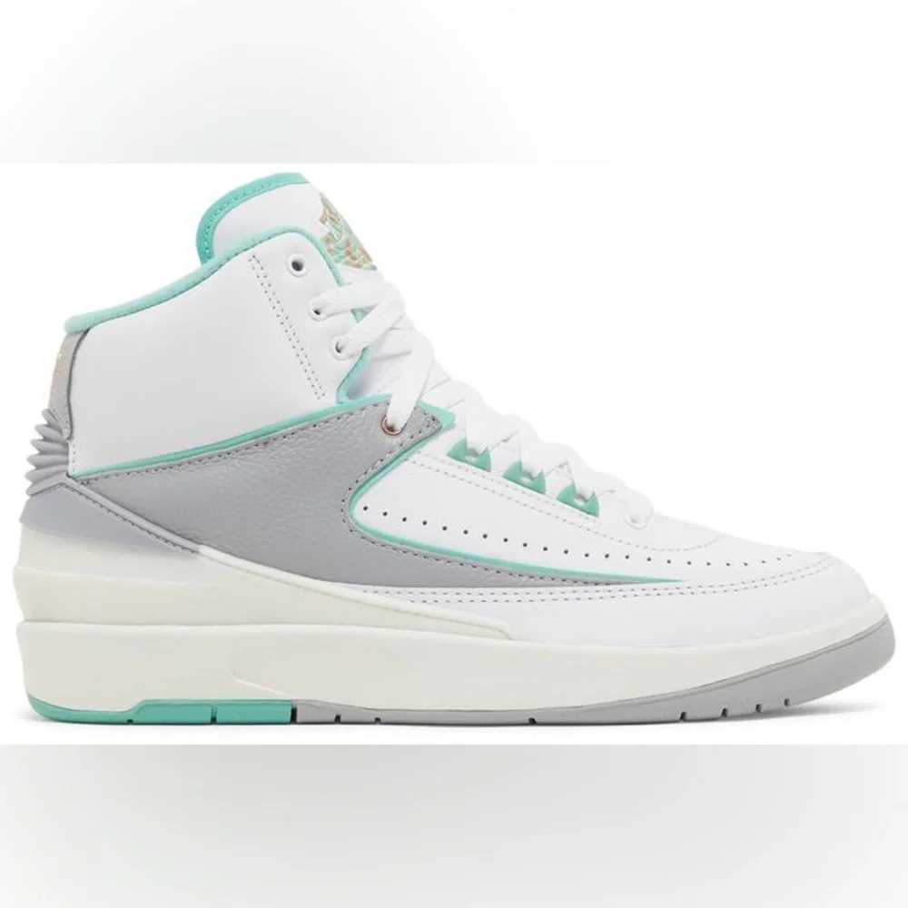 Nike. Wmns Air Jordan 2 Retro 'Crystal Mint'. Size 8.